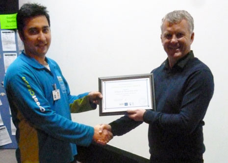 Ashneer Datt receiving his 3 Year Long Service Award from CrestClean Managing Director Grant McLauchlan.
