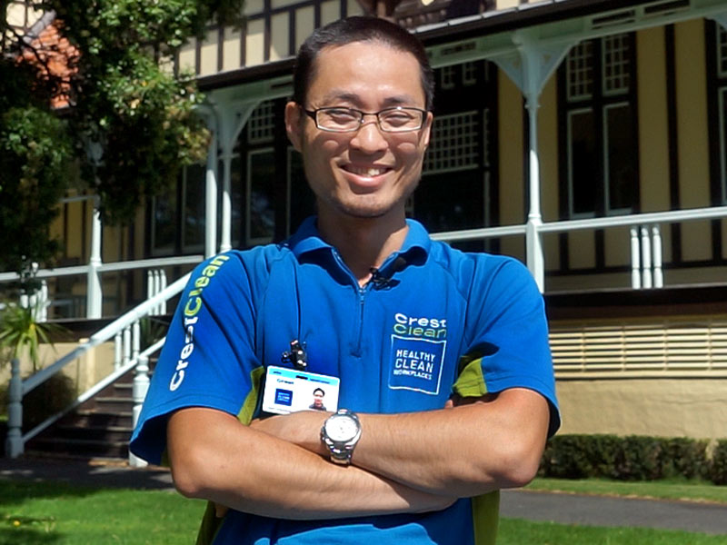 Bilingual William guides Chinese tourists